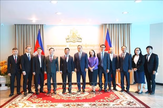 L'ambassadeur Nguyên Huy Tang (cinquième à partir de la gauche) et le vice-Premier ministre et ministre des Affaires étrangères et de la Coopération internationale du Cambodge, Sok Chenda Sophea (septième à partir de la droite), et des délégués lors de la rencontre. Photo : VNA