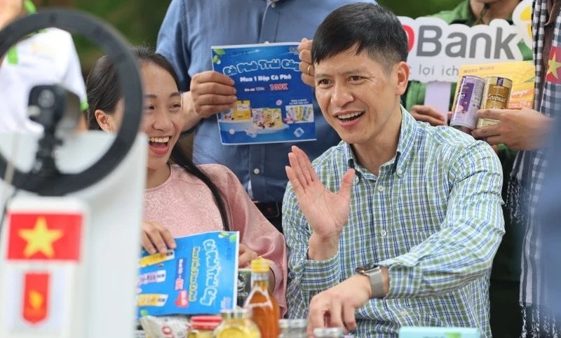Dirigeants du Centre de promotion du commerce agricole (ministère de l’Agriculture et du Développement rural) participant à une session de diffusion en direct du marché OCOP à Hô Chi Minh-Ville.