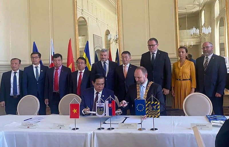 Les dirigeants de Hà Tinh et de Trnava ont signé le procès-verbal de leur réunion. Photo : baoquocte.