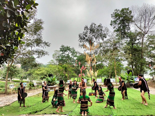 Un rituel traditionnel lors de la cérémonie de mariage des M'Nông. Photo : Comité de gestion du Village des cultures et du tourisme des ethnies du Vietnam.