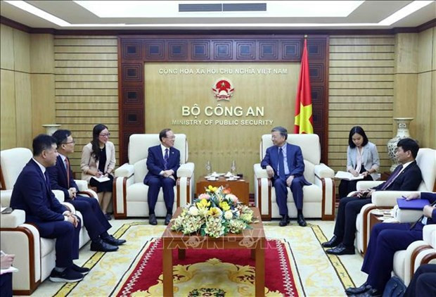 Le général Tô Lâm (à droite), ministre de la Sécurité publique, reçoit Kim Byung Ro, commandant des garde-côtes de la région centrale des Garde-côtes sud-coréens . Photo : VNA.