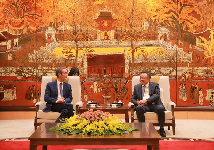 Le président du Comité populaire de Hanoï, Trân Sy Thanh, et le président de la région italienne de la Lombardie, Attilio Fontana. Photo : Hanoimoi.vn