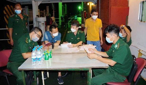 Les gardes-frontières du port de Ba Ria-Vung Tau effectuent les procédures d'entrée pour les huit ressortissants birmans évacués. Photo: VNA