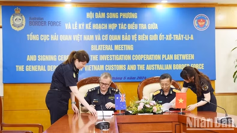 Le commissaire de l’ABF, Michael Outram, et le directeur général du Département général des douanes vietnamiennes, Nguyen Van Can, signent un plan de coopération en matière d’enquête à la suite des entretiens entre les deux parties, à Hanoï, le 7 mai 2024. Photo : Trung Hung