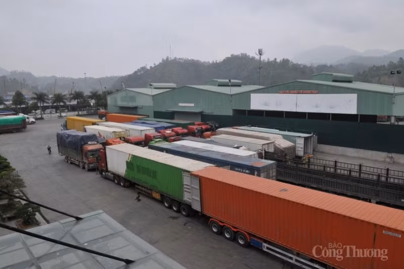Importation et exportation de marchandises au poste-frontière de Huu Nghi (Lang Son). Photo : Congthuong