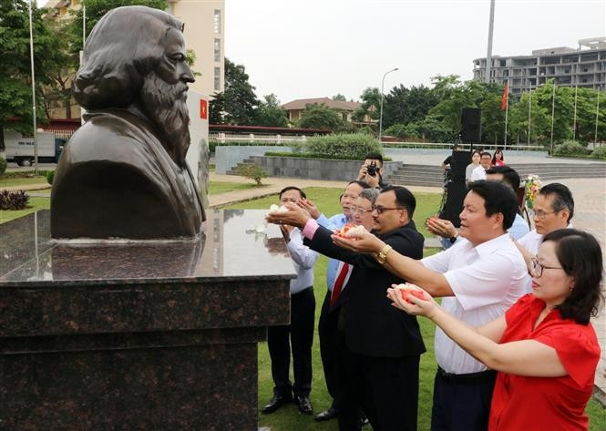 Les autorités de Bac Ninh et l'ambassade d'Inde ont rendu mardi un hommage floral au célèbre poète et écrivain indien Rabindranath Tagore à l'occasion du 163e anniversaire de sa naissance. Photo: VNA.