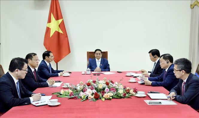 Le Premier ministre Pham Minh Chinh lors de son entretien téléphonique avec son homologue singapourien Lawrence Wong. Photo : VNA.
