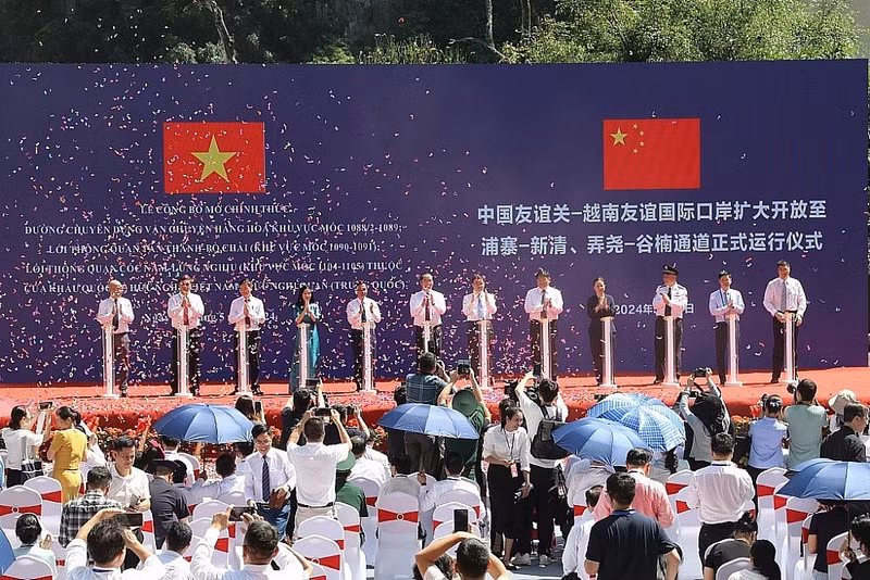 Ouverture officielle de la route spécialisée aux postes-frontières internationaux Huu Nghi (Vietnam) - You yi quan (Chine). Photo : baohaiquan.