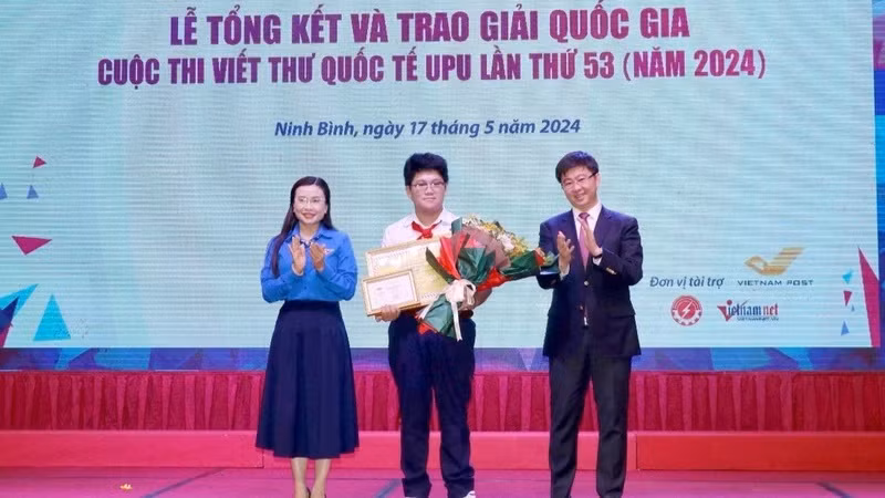 Nguyên Dô Quang Minh (Centre) a dépassé 1,5 millions d’élèves en lice pour remporter l’épreuve nationale du 53e concours de compositions épistolaires pour les jeunes de l’Union postale universelle (UPU) en 2024. Photo : NDEL