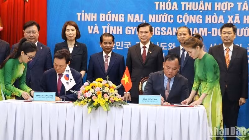 Le président par intérim du Comité populaire provincial Vo Tan Duc et le gouverneur de la province de Gyeongnam Park Wan Soo ont signé un accord de coopération entre les deux provinces. Photo : NDEL.
