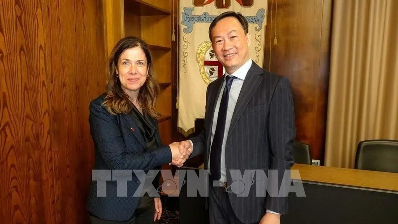 L'ambassadeur du Vietnam en Italie, Duong Hai Hung, et la présidente de la région, Alessandra Todde. Photo : VNA.