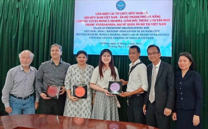 L’Union des organisations d’amitié et l’Association d’amitié Vietnam-Inde de la ville ont offert des cadeaux à la délégation de l’ambassade de l'Inde au Vietnam.