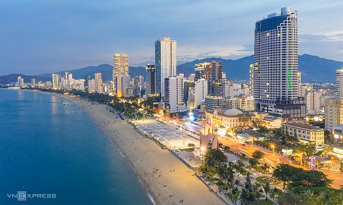 Une plage dans le centre-ville de Nha Trang, dans la province de Khanh Hoa. Photo: VnExpress.