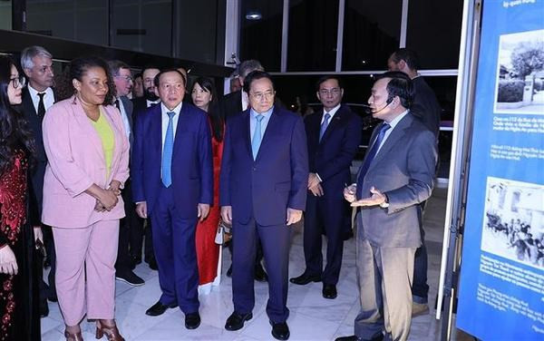 Le Premier ministre vietnamie, Pham Minh Chinh, et des délégués à l'exposition intitulée "Hô Chi Minh - Portrait d'un homme". Photo : VNA.