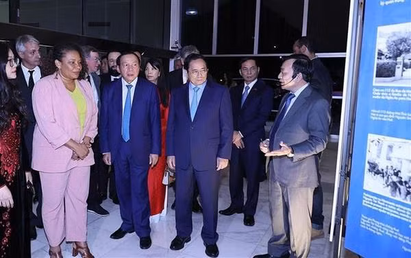 Le Premier ministre vietnamie, Pham Minh Chinh, et des délégués à l'exposition intitulée "Hô Chi Minh - Portrait d'un homme". Photo : VNA.