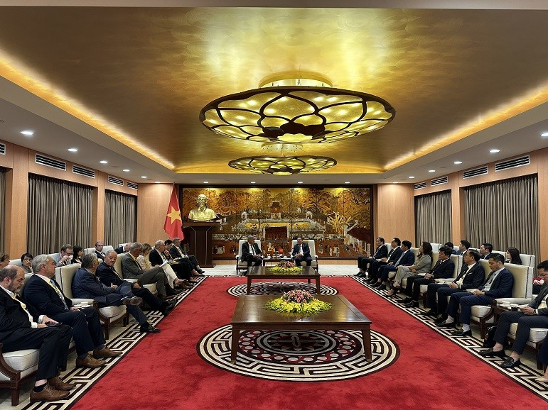 Ladélégation économique de la région de Flandre reçue par le vice-président du comité populaire de Hanoï, Le Hong Son, le 12 septembre. Photo : baoquocte.