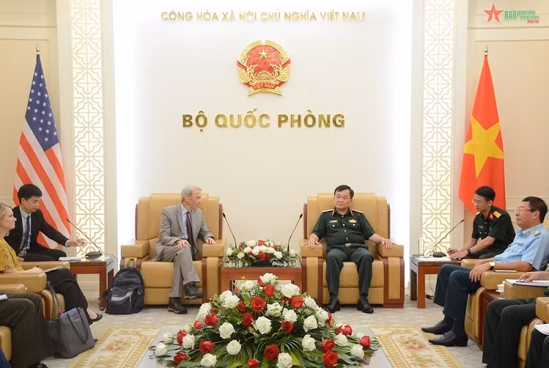 M. Tim Rieser a échangé avec le vice-ministre vietnamien de la Défense, le général de corps d’armée Hoàng Xuân Chiên, sur les efforts visant à remédier aux héritages de la guerre en août 2022. Photo : journal Quân dôi nhân dân.