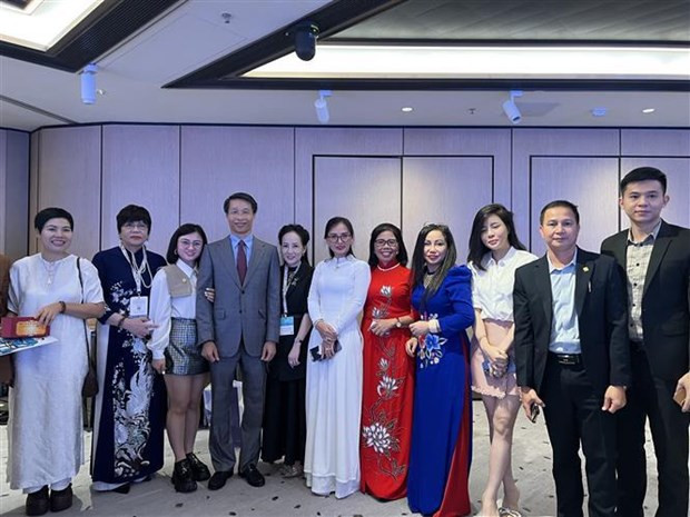 Des participants au colloque. Photo: VNA