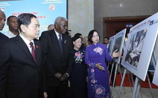La directrice générale de la VNA, Vu Viet Trang, présente aux délégués vietnamiens et cubains le contexte historique et le contenu des photos exposées. Photo: VNA