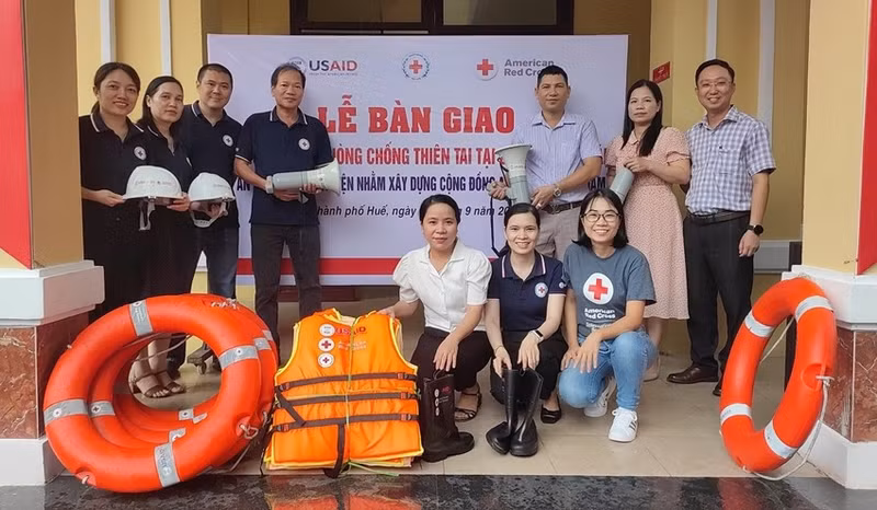 Remise d'équipement de prévention des catastrophes naturelles dans le quartier de Huong Vinh, ville de Huê. Photo : thoidai.com.vn