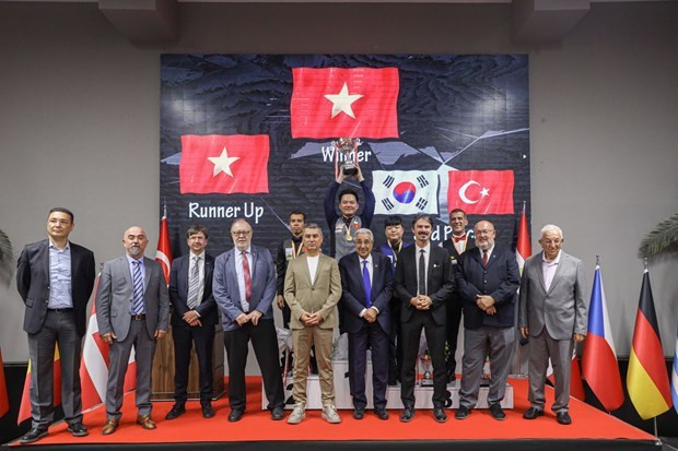 Bao Phuong Vinh est le premier joueur vietnamien à remporter le titre de champion mondial de billard carambole à trois bandes pour hommes-individuel. Photo : Five&Six. 