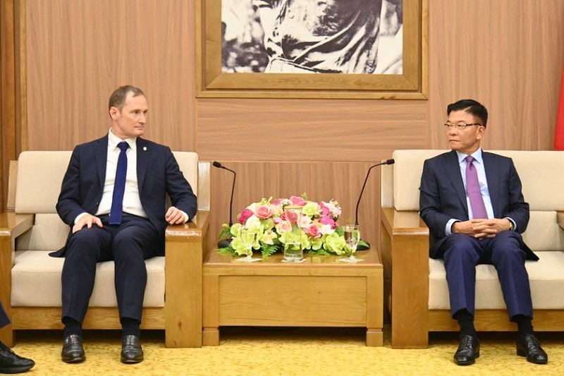 Le ministre Lê Thành Long (à droite) et le président de l’Union Internationale du Notariat, Lionel Galliez. Photo : baophapluat.vn