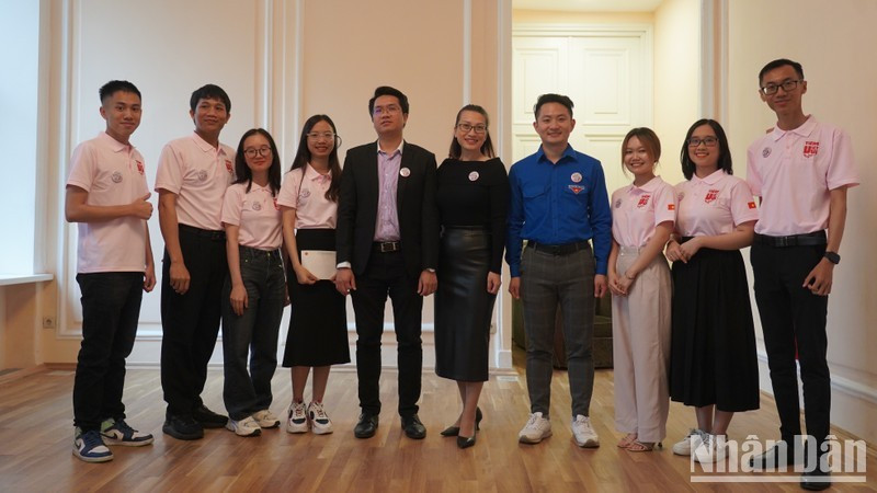 Des étudiants vietnamiens participent à l’enseignement du programme « Tiếng Việt vui » et les délégués prennent des photos souvenirs. Photo ; thoidai.com.vn