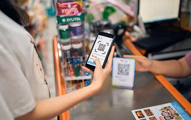 Les paiements autres qu'en liquide impliquent des cartes bancaires, des services de paiement en ligne, des papiers commerciaux, des virements et autres méthodes de règlements. Photo d'illustration: baodautu.vn
