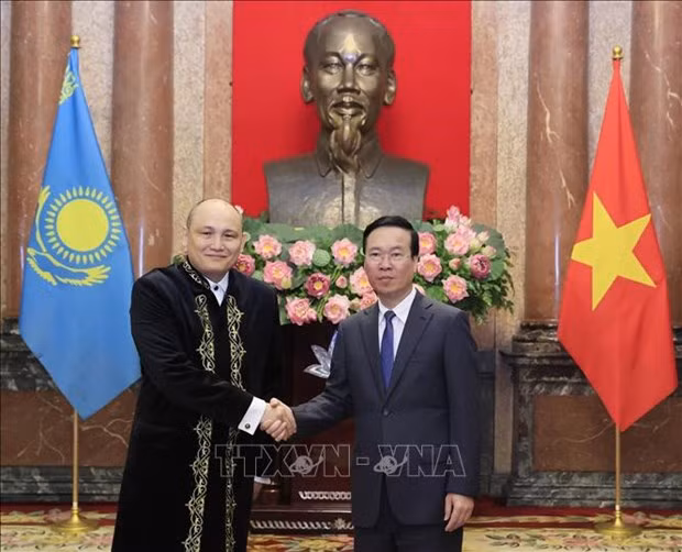 Le Président vietnamien, Vo Van Thuong (à droite), et l'ambassadeur du Kazakhstan, Kanat Tumysh. Photo : VNA.