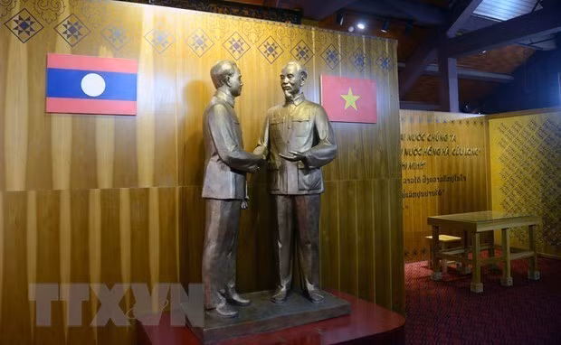 Les statues du président Hô Chi Minh et du président lao Kaysone Phomvihane représentent les relations spéciales entre le Vietnam et le Laos. Photo: VNA