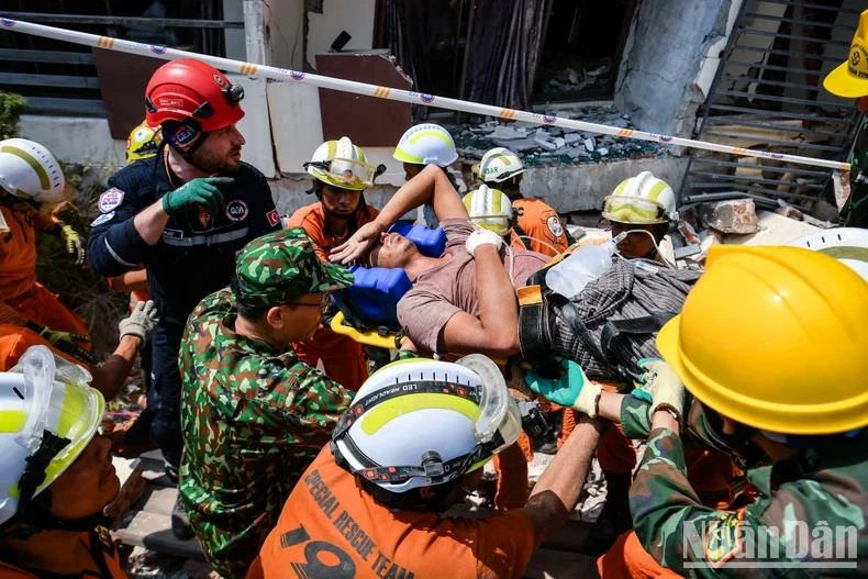 Les forces de secours de l'Armée populaire du Vietnam ont participé au sauvetage réussi d'une personne coincée depuis 5 jours sous les décombres.