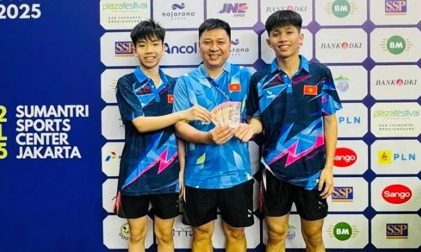 Le duo vietnamien Nguyên Van Tuân Anh et Nguyên Duc Viêt reçoit un bonus de la part de leur entraîneur après sa victoire. Photo : VTTF 