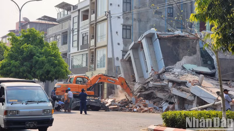 Le 2 avril, les autorités locales ont poursuivi le déploiement d’engins mécaniques pour dégager les structures endommagées.