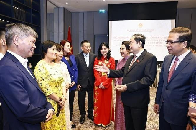 Le président de l’Assemblée nationale du Vietnam, Trân Thanh Mân, avec le personnel de l’ambassade du Vietnam en Fédération de Russie concurremment en Ouzbékistan, ainsi que les représentants de la communauté vietnamienne d’Ouzbékistan. Photo: VNA 