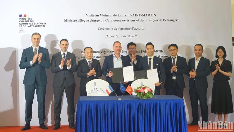 Laurent Saint-Martin, ministre délégué chargé du Commerce extérieur et des Français de l’étranger (dernier rang, deuxième à partir de la gauche) et les délégués ont assisté à la signature d'un accord de coopération par des représentants d'entreprises des deux pays. 