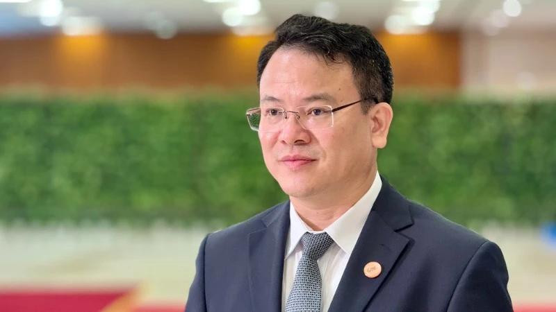 Le vice-ministre des Finances, Tran Quoc Phuong, échange avec la presse en marge du dialogue entre dirigeants et entreprises sur le partenariat public-privé en faveur d’un avenir vert et durable. Photo : NDEL.