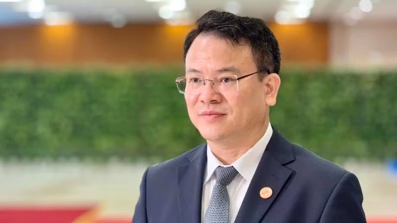 Le vice-ministre des Finances, Tran Quoc Phuong, échange avec la presse en marge du dialogue entre dirigeants et entreprises sur le partenariat public-privé en faveur d’un avenir vert et durable. Photo : NDEL.