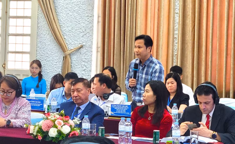 Les participants échangent lors de la conférence. Photo : thoidai.