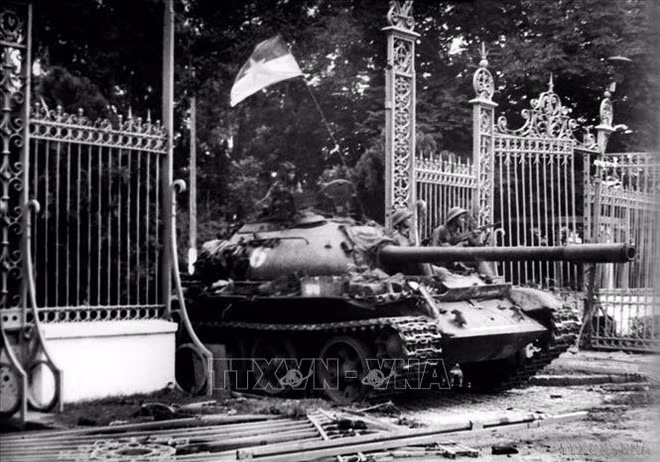 Un chars de l'Armée de libération entrent dans le Palais de l'Indépendance, à midi le 30 avril 1975. Il s'agit d'une étape importante, marquant la victoire de la guerre de résistance contre l'armée américaine pour le salut national. Photo : VNA