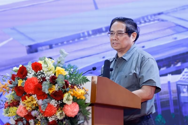 Le Premier ministre Pham Minh Chinh préside la mise en chantier et l’inauguration de 80 projets d’infrastructures importants. Photo: KTDT