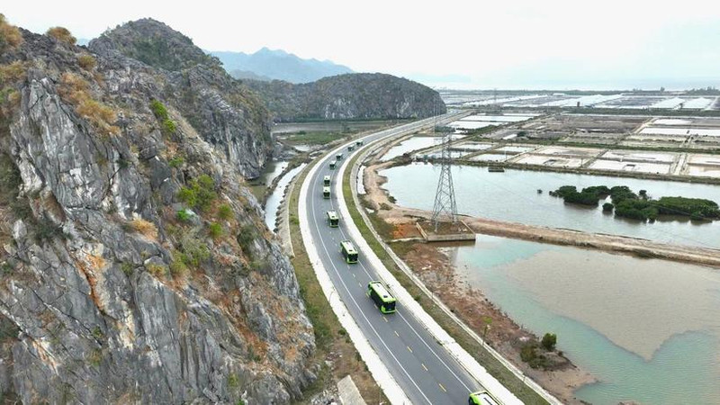 Sun Group lance une phase d'essai d'un système de transport public moderne et écologique à Cat Ba, comprenant des véhicules électriques et des navettes gratuites. Photo: Sun Group 
