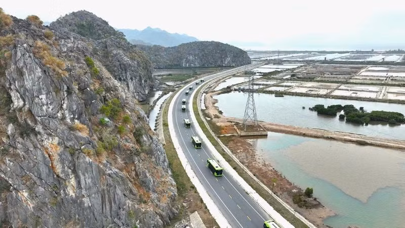 Sun Group lance une phase d'essai d'un système de transport public moderne et écologique à Cat Ba, comprenant des véhicules électriques et des navettes gratuites. Photo: Sun Group 