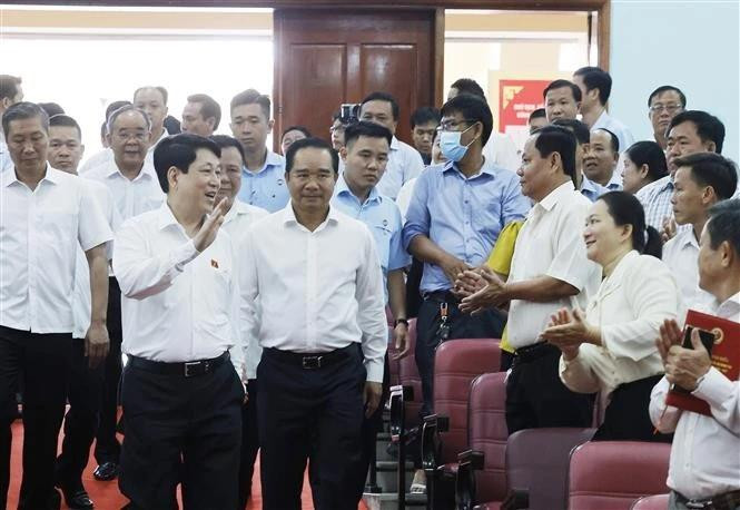 Le président Luong Cuong rencontre des électeurs des districts de Cu Chi et de Hoc Môn. Photo : VNA. 