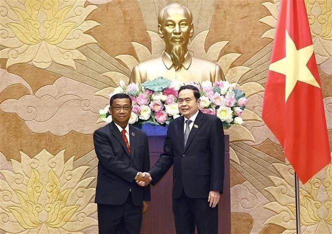 Le président de l'Assemblée nationale Tran Thanh Man, et le vice-président de l'AN lao, Suvon Luongbunmi, en visite de travail au Vietnam. Photo : VNA 