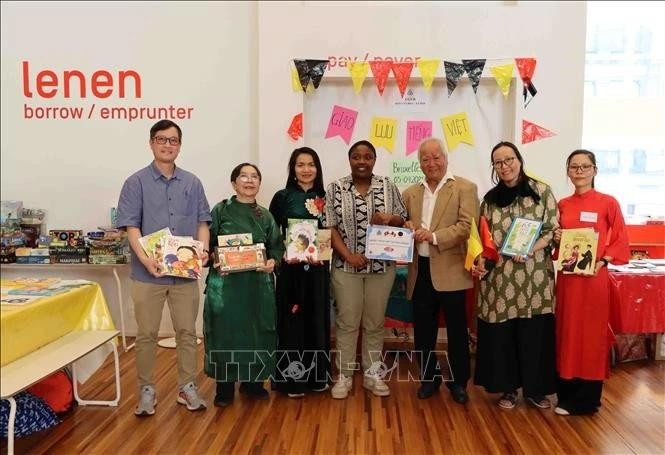 Des représentants de l'Union générale des Vietnamiens de Belgique (UGVB) remettent des livres à la bibliothèque Muntpunt. Photo : VNA. 