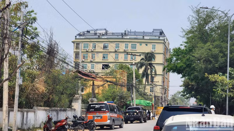 L’immeuble Sky Villa, symbole de Mandalay, s’est lui aussi effondré, causant la mort de plus de 2 000 personnes.