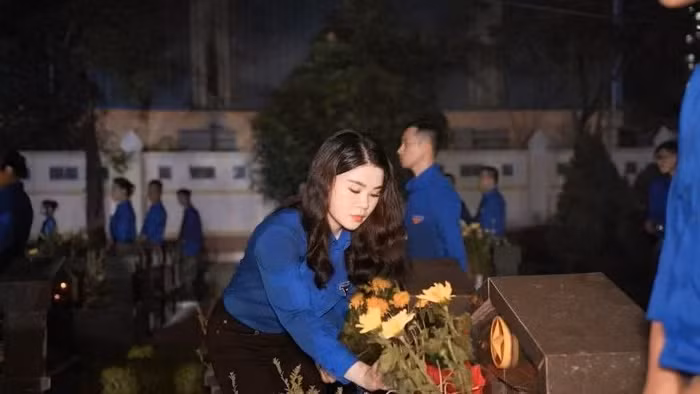 Chu Hong Minh, membre du Bureau permanent de l’Union centrale de la jeunesse communiste Ho Chi Minh, membre du Comité municipal du Parti de Hanoï et secrétaire de l’Union de la jeunesse de Hanoï, a participé aux activités en hommage aux héros et martyrs. 