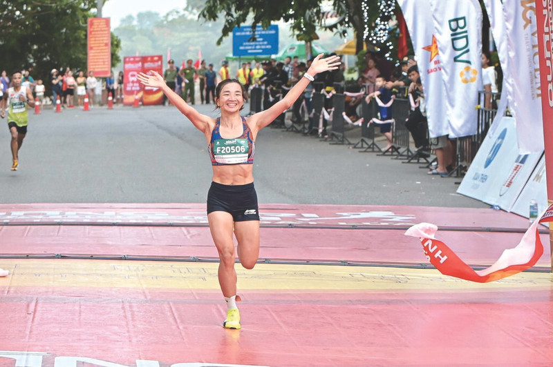La coureuse Nguyên Thi Oanh assume aujourd’hui un nouveau rôle d’entraîneuse, marquant ainsi une étape importante dans sa carrière. Photo : CTV/CVN. 