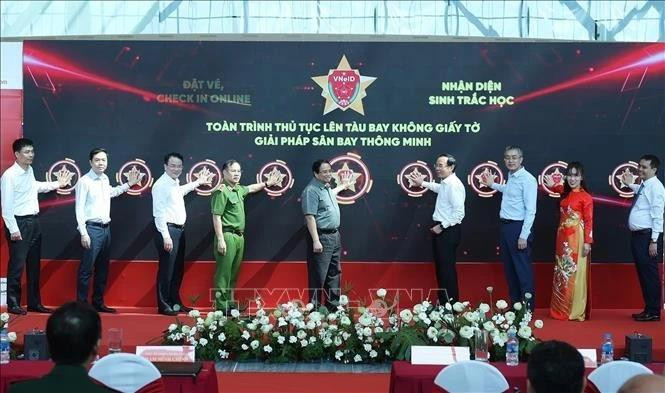 Lancement du projet pilote d’application de l'identification biométrique aux procédures d'embarquement. Photo: VNA 