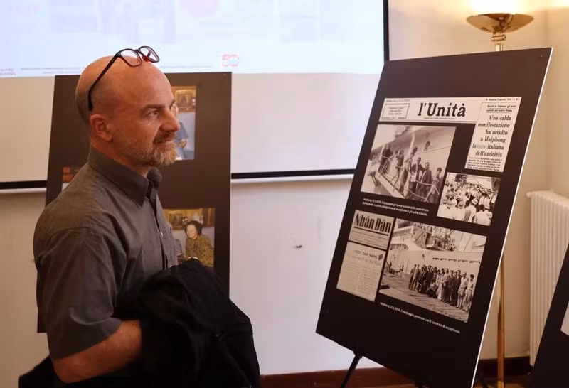 Un visiteur à l’exposition photographique intitulée « Solidarité et soutien du peuple italien au Vietnam ». Photo: VNA 